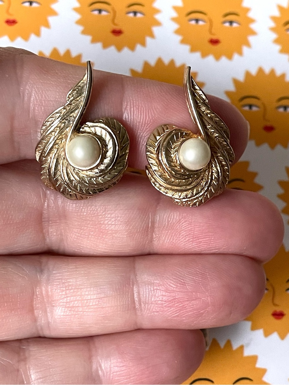 Signed vintage Judy Lee goldtone swirl & faux pearl clip-on earrings
